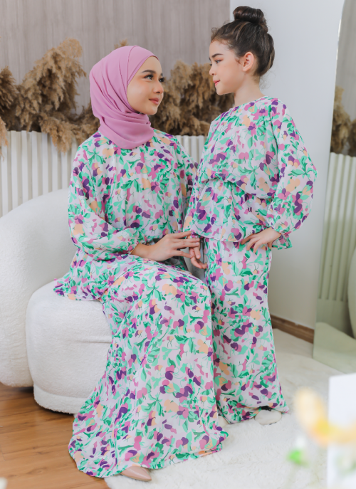 Kurung Hikari in Chihiro