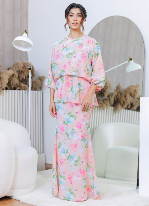 Kurung Hikari in Akiko